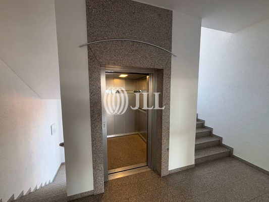 Aufzug Treppenhaus - JLL