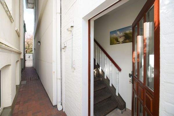 seitlicher Eingang zur Ferienwohnung im OG