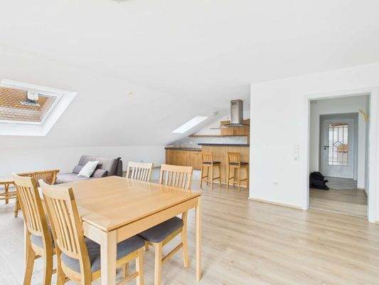 Wohnzimmer mit offener Küche