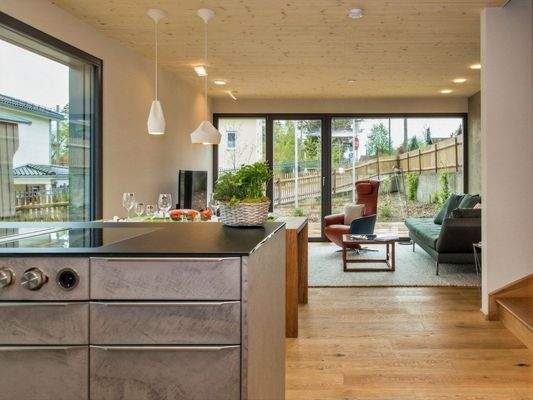 Blick aus der Küche ins Wohnzimmer