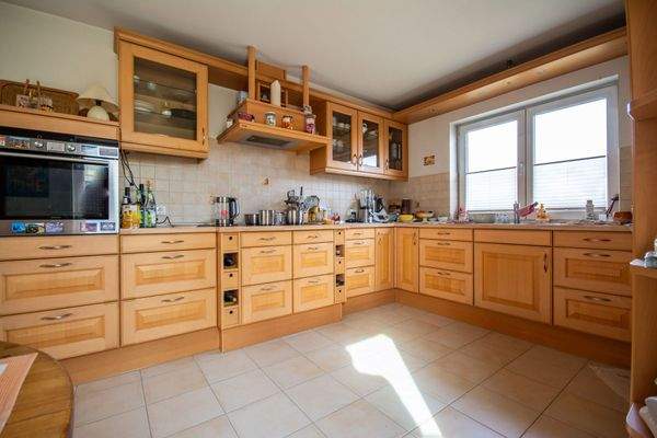 Großzügige Echtholz-Einbauküche