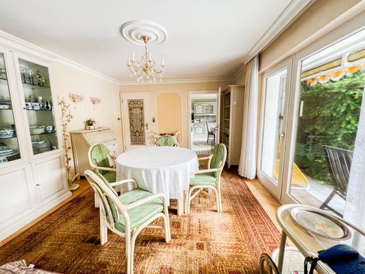 Esszimmer mit Sonnen- Terrassenzugang 