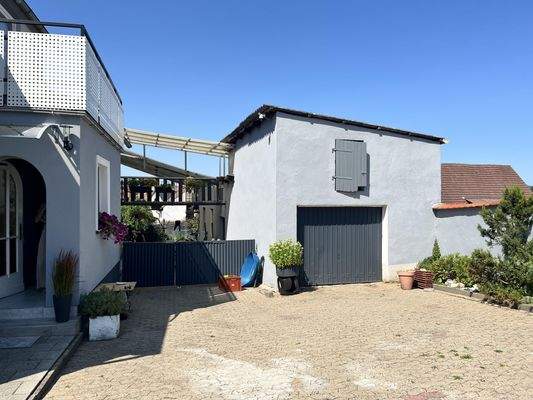 Innenhof mit Nebengebäude