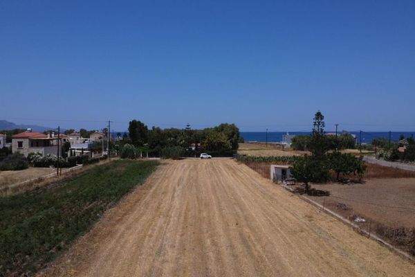 Kreta, Tavronitis: Ausgezeichnetes Grundstück in Meeresnähe zum Verkauf