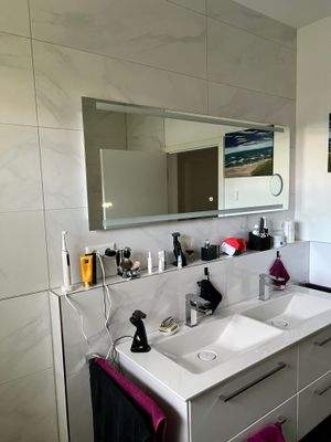 Elternbad mit Spiegelschrank und Unterschränken