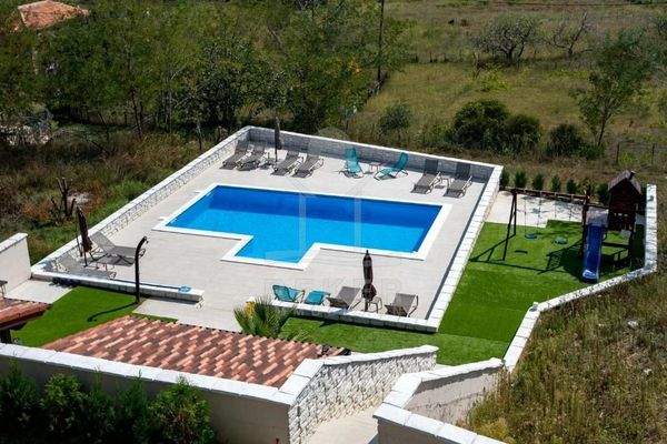 Exquisite Apartmenthaus in herrlicher Hanglage