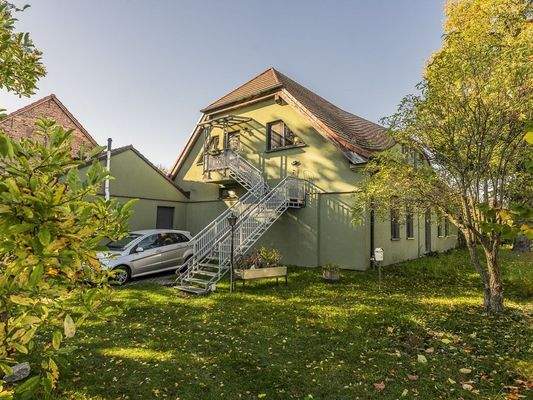 Seitenansicht mit Treppe zum OG