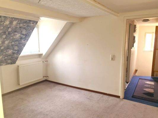 Schlafzimmer u. kleines Arbeitszimmer im DG