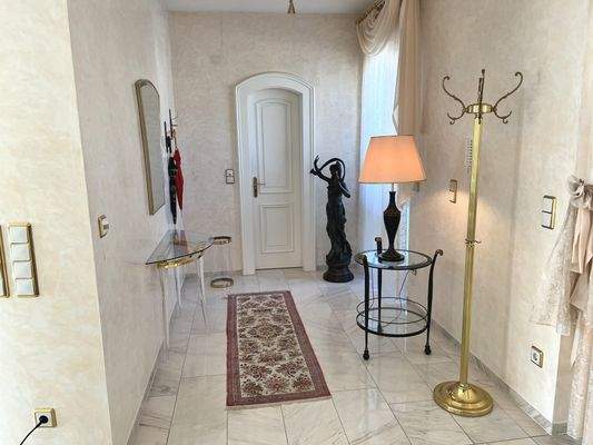 ansprechender Eingangsbereich... die Garderobennische mit Gäste-WC (EG)