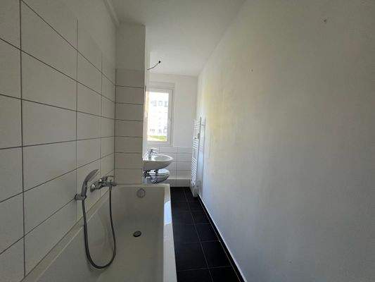 Bad mit Wanne und Fenster