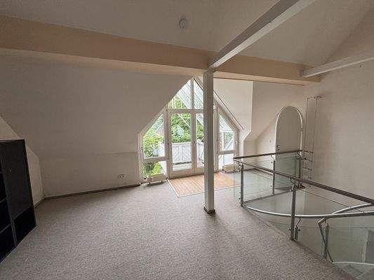 Spitzboden mit Zugang auf einen Balkon