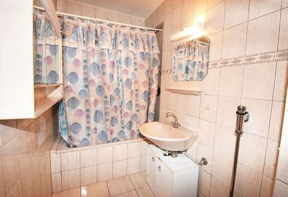Badezimmer baujahrestypisch in Rosé