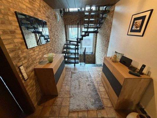 Aufgang in das Obergeschoss und Abgang Keller