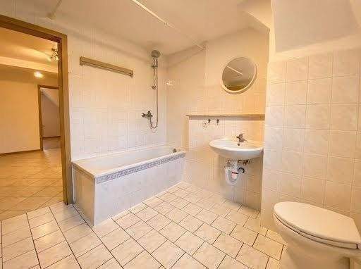Einbauküche inklusive! Sanierte 3-Raum-Wohnung im Dachgeschoss - Foto 4