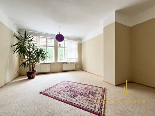 OG: großes Eckzimmer zur Vorderseite des Hauses hin