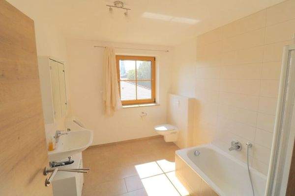 Bad 2 mit Wanne & Dusche