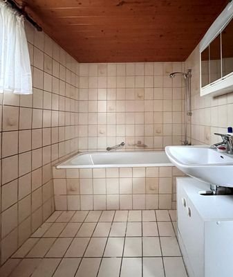 Bad im Keller mit Wanne und Dusche