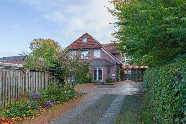 Der Blick von der Auffahrt auf das Haus 