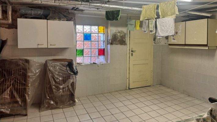 Kellerraum mit Außentür