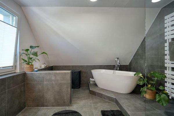 Bad mit Dusche und Badewanne