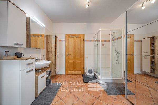 Gäste-WC mit Dusche