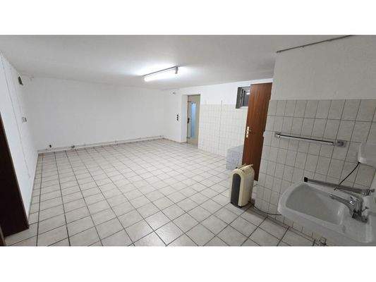 Keller mit Toilette und Waschbecken