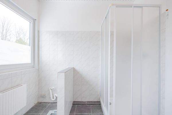 Duschbad mit Waschmaschinenstellplatz