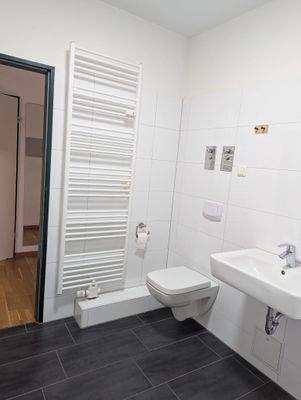 neuwertiges modernes Bad.jpg