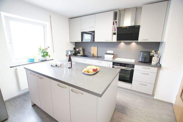 Moderne Küche mit Kochinsel