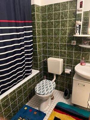 Bad mit Wanne, WC und Waschbecken