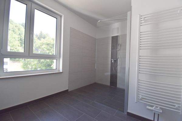 22 Bad mit Dusche.JPG