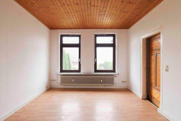 Wohnzimmer und Tür zum Flur