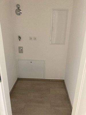 Abstellraum mit Waschmaschinenanschluss