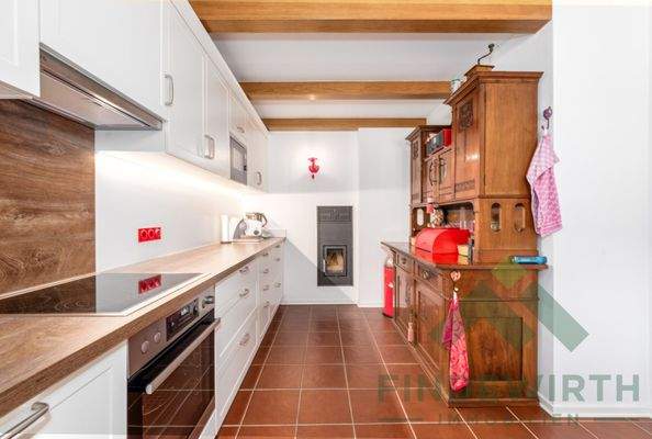 Küche mit Kamineinsatz zu Kachelofen