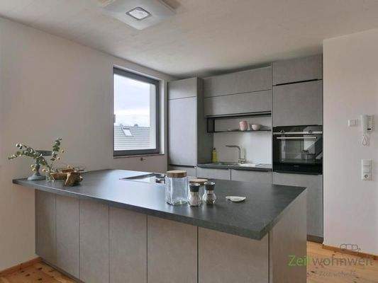 Blick zur Einbauküche