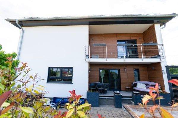 4 Außen Ostseite Terrasse und Balkone (2).jpg