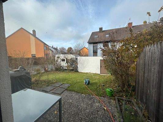 Terrasse mit Blick zur Garage 