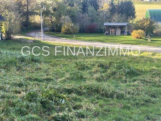 Grundstück mit Blick auf den Feldweg