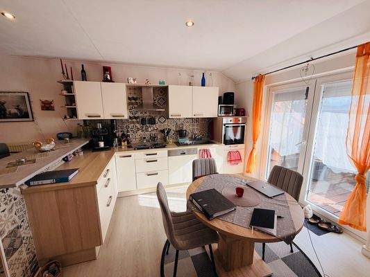 9 Küche mit Loggia