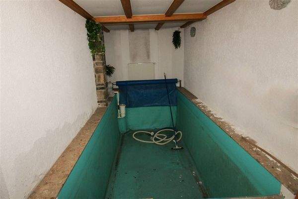 Wasserbecken im Nebengebäude EG