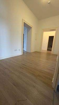 Leerer Flur mit Holzboden