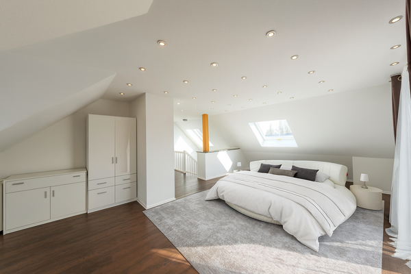 Schlafzimmer mit Zugang zum Balkon