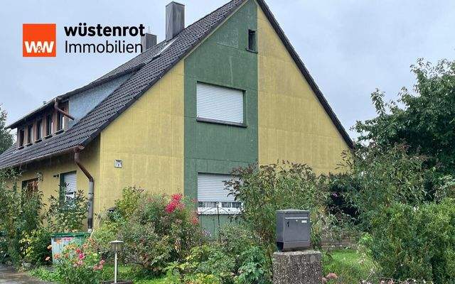 Hausansicht mit seitlichem Hauseingang