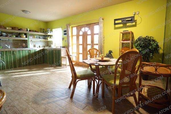 Wohn-/Esszimmer mit offener Küche