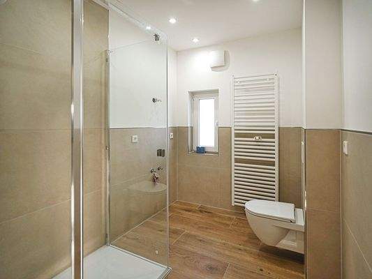 Hochwertiges Bad mit Glasdusche