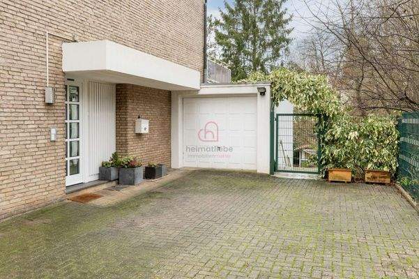 Hauseingang mit Garage und Stellplätzen