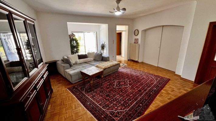 Wohnzimmer EG mit Blick Richtung Terrasse