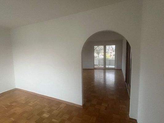 Esszimmer mit Blick ins Wohnzimmer