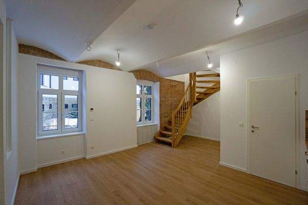 Wohnküche mit Echtholzstiege ins Dachgeschoß