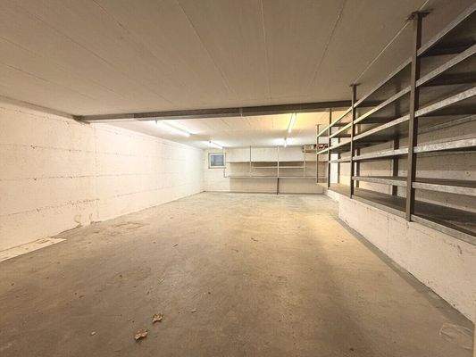 großer Lagerraum im Keller